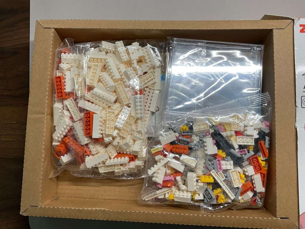 Unboxing the claw machine micro block set from ZRK.